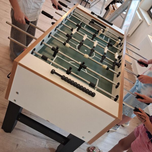 Eine Runde Kickern im neuen Jugendtreff