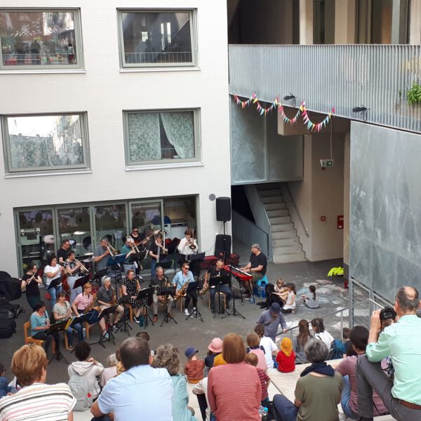 Hofkonzert mit den Funky Tones am Tag der Nachbarn