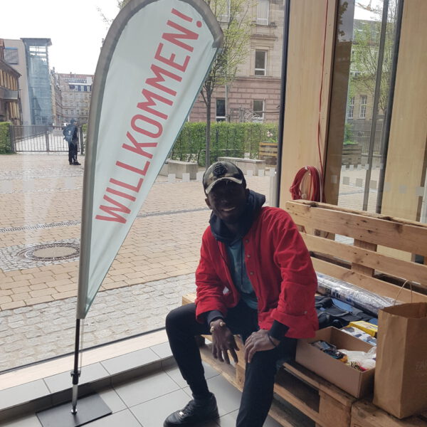 Ivorischer Textilkünstler Ange Arthur Koua zu Besuch in der Oststadt