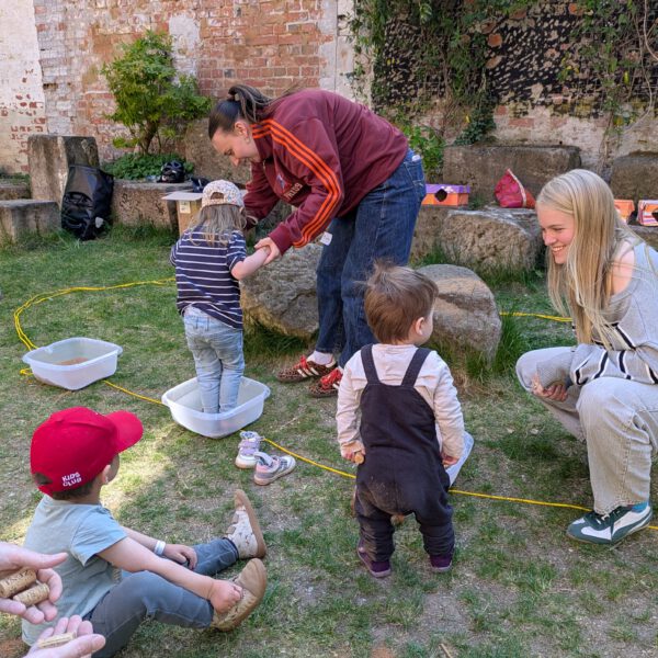 Kinder-Spiele-Fest mit einem Sinnespfad